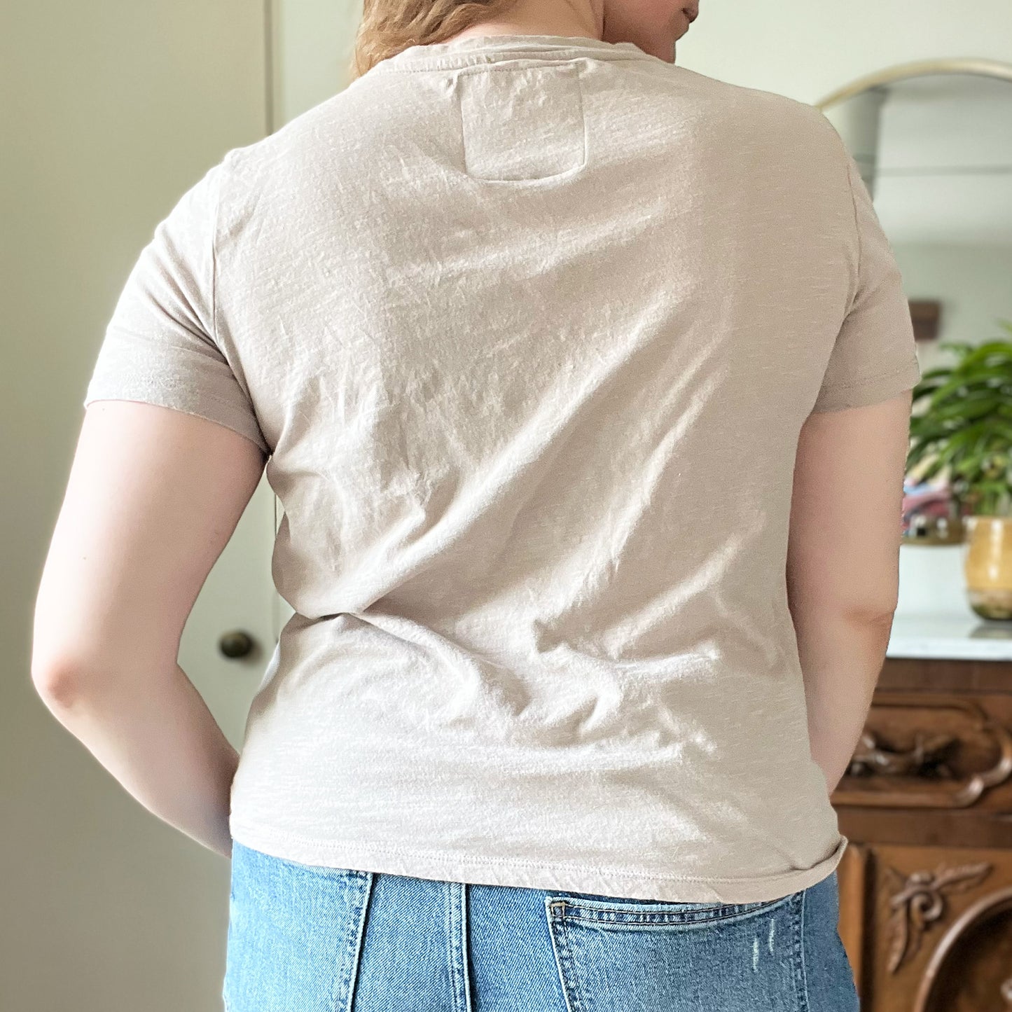 November Birth Flower | Chrysanthemum | Tan Tee | Medium