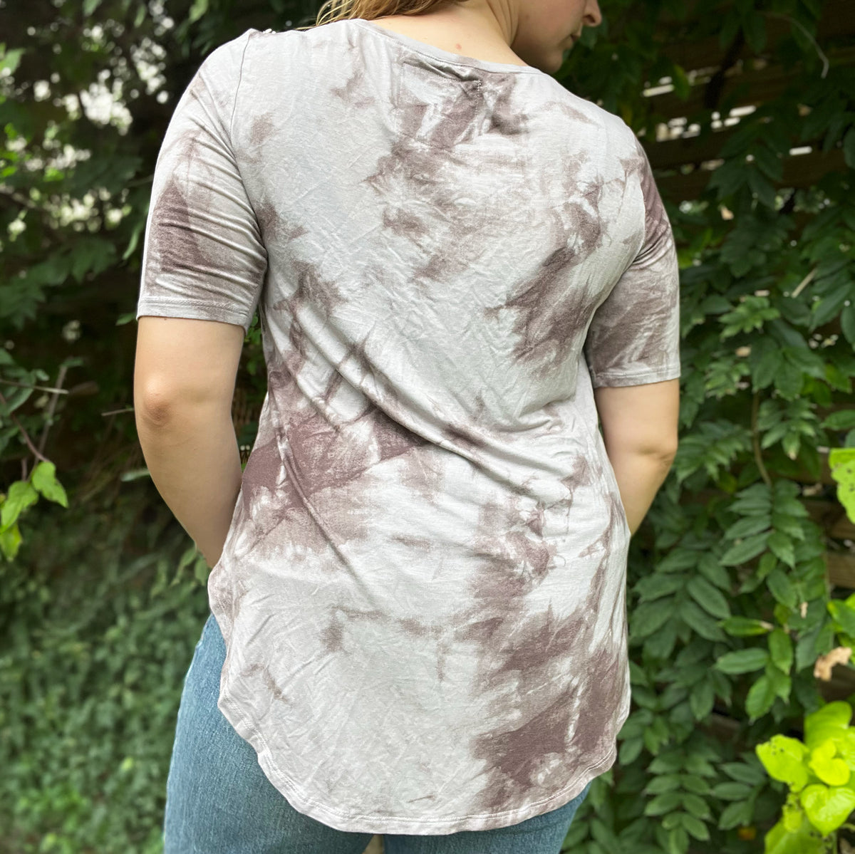 November Birth Flower | Chrysanthemum | Gray Tiedye Tee | Medium