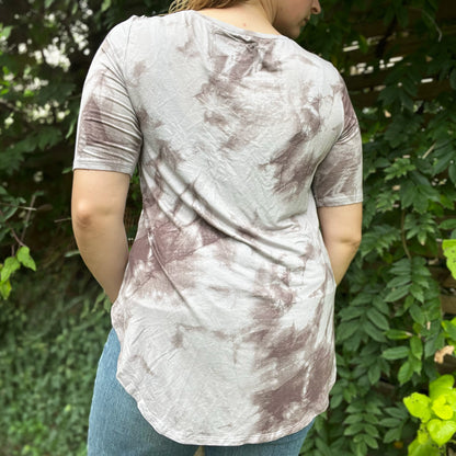 November Birth Flower | Chrysanthemum | Gray Tiedye Tee | Medium