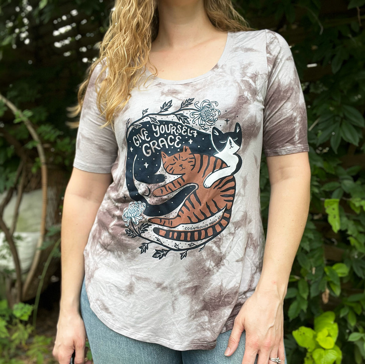 November Birth Flower | Chrysanthemum | Gray Tiedye Tee | Medium
