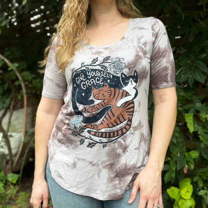 November Birth Flower | Chrysanthemum | Gray Tiedye Tee | Medium